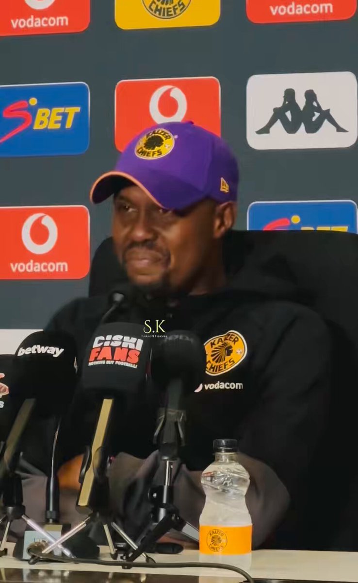 𝐊𝐚𝐳é 𝐄𝐱𝐩𝐥𝐚𝐢𝐧𝐬 𝐒𝐮𝐛𝐬 𝐂𝐨𝐧𝐟𝐮𝐬𝐢𝐨𝐧 😅😅😅 Kaizer Chiefs Co-Coach, Cedric Kazé has explained the confusion around the substitutions yesterday where the crowd seemingly disapproved of Sphe Ndlovu’s sub ❤️✌️😅 #KaizerChiefs #Amakhosi4Life #BetwayPrem #Ndlovu ❤️✌️