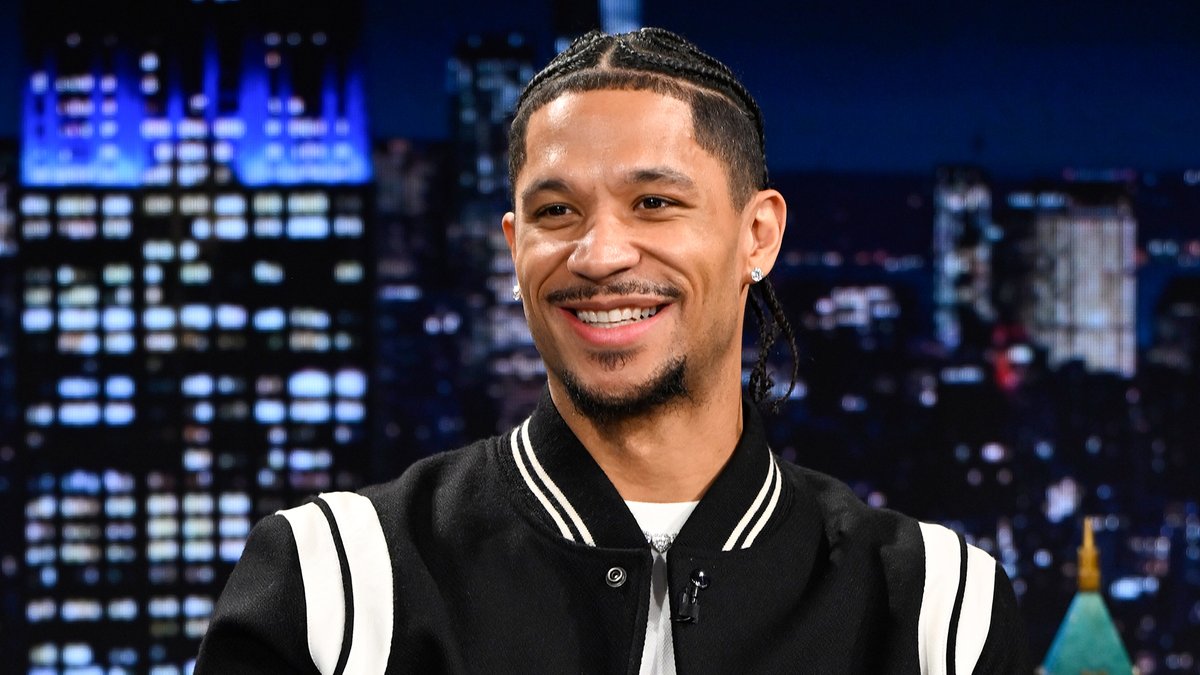 .Josh Hart passed his baby to a teammate, Mitchell Robinson, when he was called back to the court during a NEW YORK KNICKS game 🤣 #FallonTonight