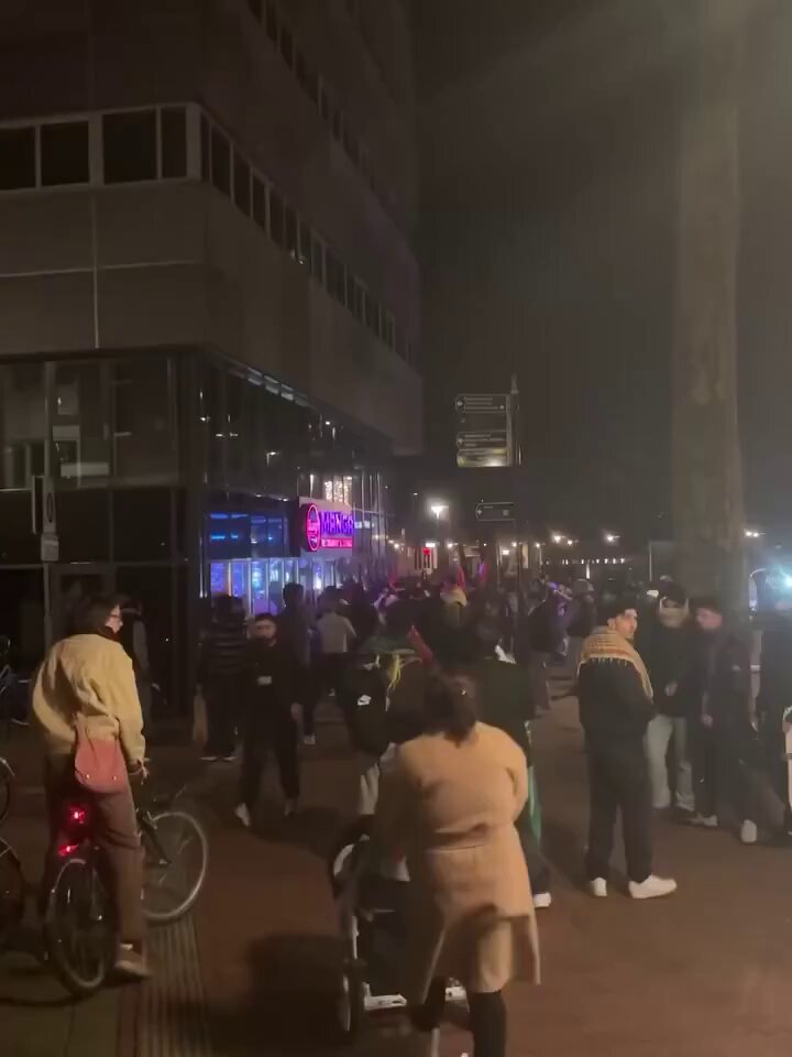 من هولندا : الحملة الهمجية لمناصري حزب العمال الكردستاني الإرهابي وصلت لمدينة ارنم بهولندا وتم خلالها الاعتداء على كافي لأحد السوريين هناك