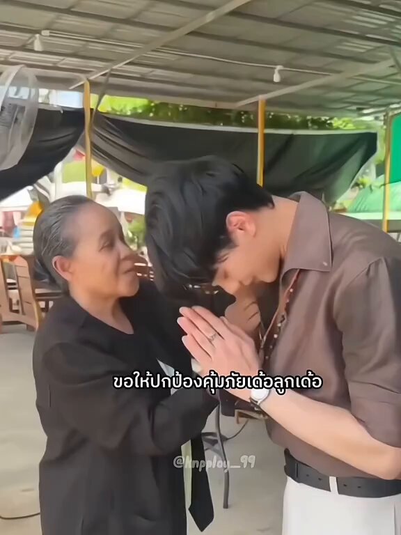 ตอนถ่ายเขมแม่นกน้อยคือเอ็นดูพี่เก่งมากจริง ๆ ถึงขั้นยกพระที่บ้านเกิดตัวเองให้ วันนั้นพอถ่ายเขมเสร็จ แม่นกต้องไปวิ่งงานที่ตจว.ต่อ พี่เก่งเลยเข้าไปสวัสดีลา สักพักแม่ก้เข้าไปในรถแล้วหยิบองค์พระมาให้ บอกพี่เก่งให้เก็บไว้เป็นพระที่บ้านเกิดแม่เอง คือแม่นกน้อยเอ็นดูพี่เก่งมากจริง ๆ อ่ะ
