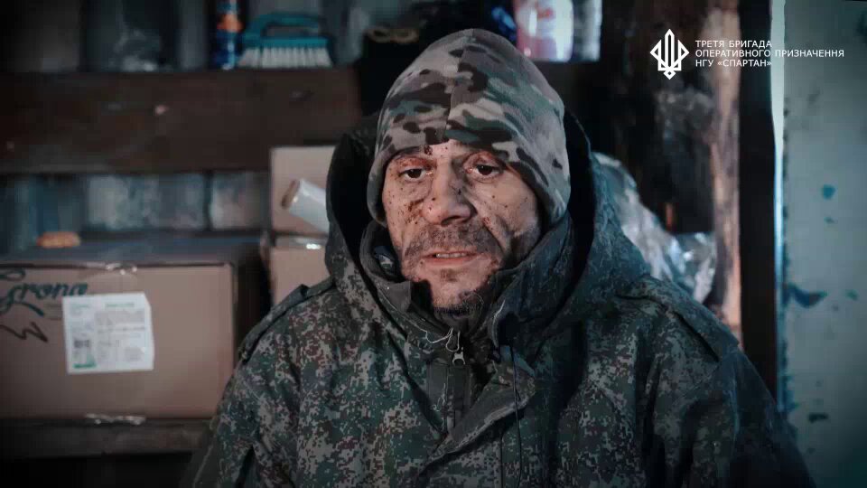 “Винтовку добудешь в бою” – это уже не крылатое выражение и не шутка, а суровая реальность российской армии. 44-летний Денис, которого взяли в плен военнослужащие бригады “Спартан” Нацгвардии Украины, рассказал об отношении к бывшим СОЧинцам в российской армии. По его словам, их не просто гонят в штурм в одну сторону, а и зачастую даже не дают оружия! Мужиков отправляют в заваленную телами российских военных посадку и предлагают взять все необходимое с трупов их предшественников. А когда у них заканчивается провизия – не доставляют ни еды, ни воды, и запрещают другим делиться с ними: “Отношение скотское… Я три дня голодный был. Просил попить, поесть… По блиндажам сидели пацаны, им руководство сказало, чтобы мне не давали ни пить, ни есть” Такие как Денис, пытающиеся сбежать куда подальше от передовой, обречены в большинстве в случае если их поймают. В российской армии действуют полууголовные понятия и закон силы. Простой солдат – раб, чья жизнь не стоит ничего, и с которым начальство может сделать все что угодно. А если он еще и противится воле “хозяев”, то его запросто могут “обнулить”. Гарантированно вырваться из этого ада можно только сдавшись в плен. Безопасно сдаться в плен можно с помощью проекта “Хочу жить”. В украинском плену людоловы российского СОЧинца точно не достанут.