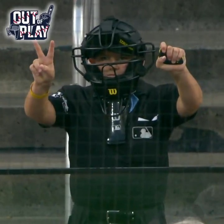 審判としてMLBを目指す少年、ブラッドリーくん ⚾️ 朝から晩まで審判業のことを考えているという彼が、カージナルスvsカブスの試合でシミュレーションを行っている姿がこちら👀 夢はワールドシリーズで球審を務めることだそうです! #OutofPlay