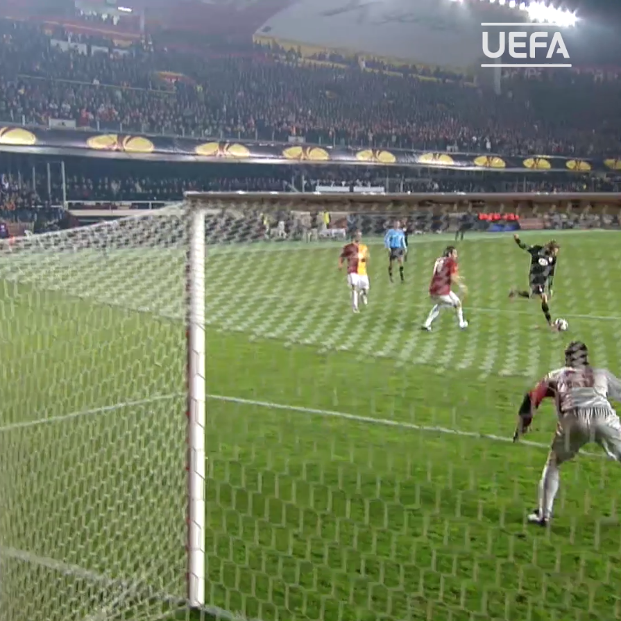 Galatasaray'ın son 20 yıldaki en dramatik maçı. İlk maç deplasmanda 1-1 bitiyor, ikinci maçta 1-1 devam ederken net penaltı verilmiyor ve 10 kişi kalıyoruz. Maç uzuyor derken son dk Forlan atıyor ve eleniyoruz. Sonrasında Atletico Avrupa Ligini kazanıyor