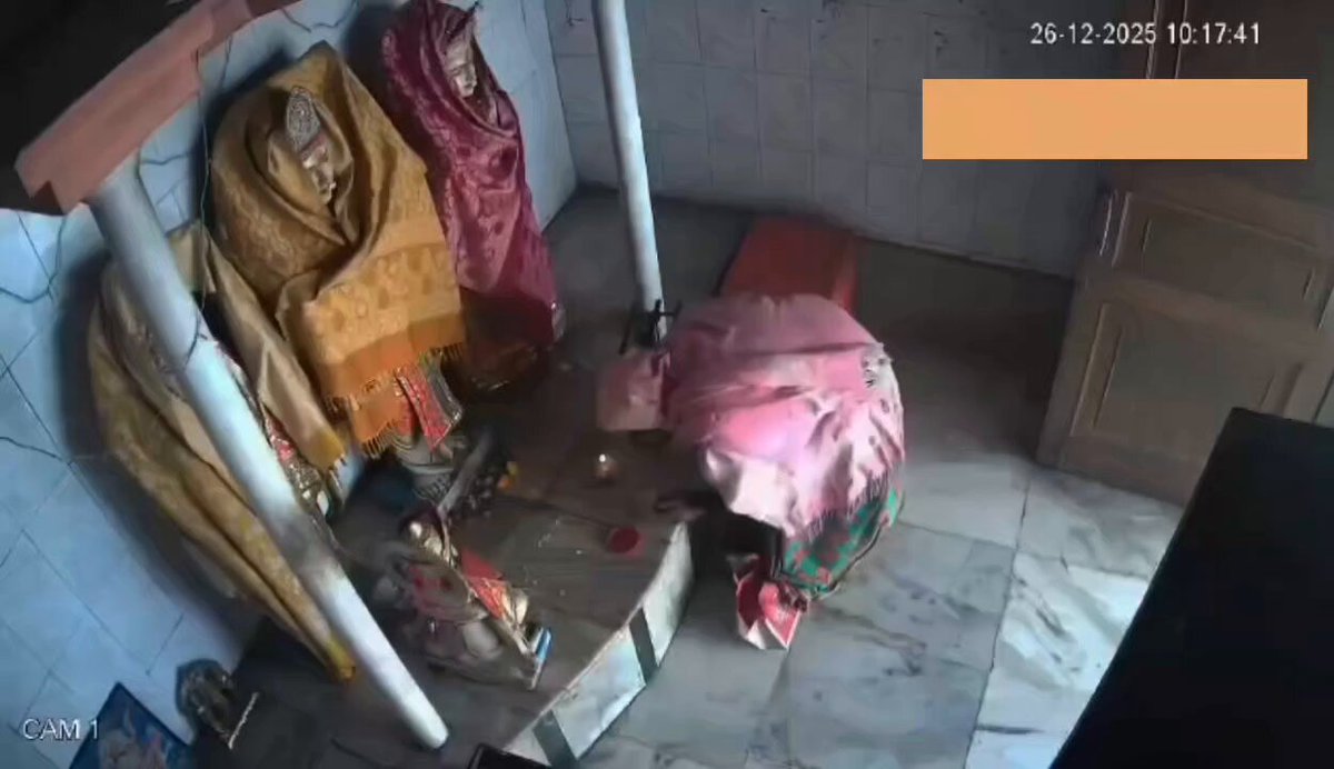 यह बुजुर्ग महिला पहले मंदिर में दिया जलाती है और फिर भगवान को चढ़ाए गए अंगवस्त्र ले जाती है। कुछ लोग इसे चोरी कहेंगें लेकिन मेरी नजरों में _ भगवान से ज्यादा जरूरत इस चादर की इस जरूरतमंद को थी...🙏