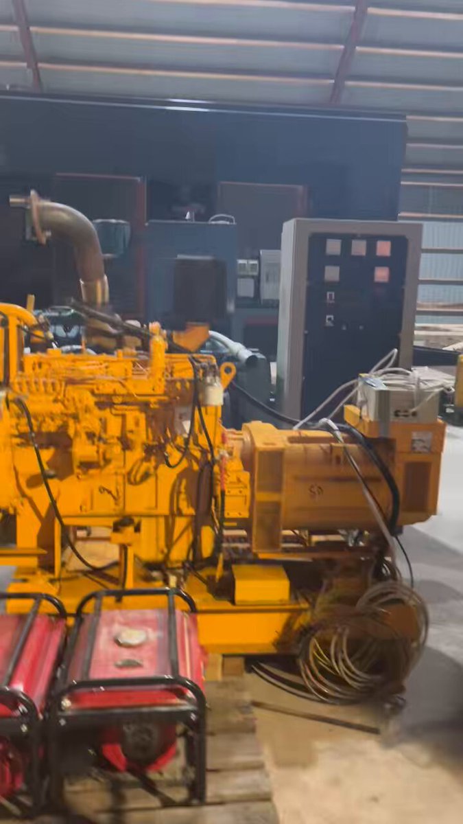 A lot is going on right now, we have a whole bunch of generators we fixed up, refueled, refurbished and renovated for mediate transport to UA. But first a last function test so everything works like a charm. We don’t deliver scrap, our generators should always be UAs least concern. A small presentation of our coming generators: 401: From Löddeköping, 60kW sounds like charm, but needs some new fluids. 💦 402: Also from Löddeköping but doubles up with 120kW, she needs some wiring overhaul but other than that her motor and generator has few hours! ⚡️ 323: 220kW. She needs a new Muffler but will still make some nice electricity even if she roars like a tiger. 🐯 330: The BIG one in the background at around 700kW, with a double turbo V12 Cummins motor. Just need some new number signs and she’s ready to go. 🪧 At the end, we have a Scania Tanker which will provide the suburbs of Mikolaijv with fresh water. More to this story later on! 🚒