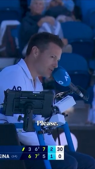 The umpire had Davidovich Fokina’s back after this angry interaction with a spectator 😠 #AusOpen