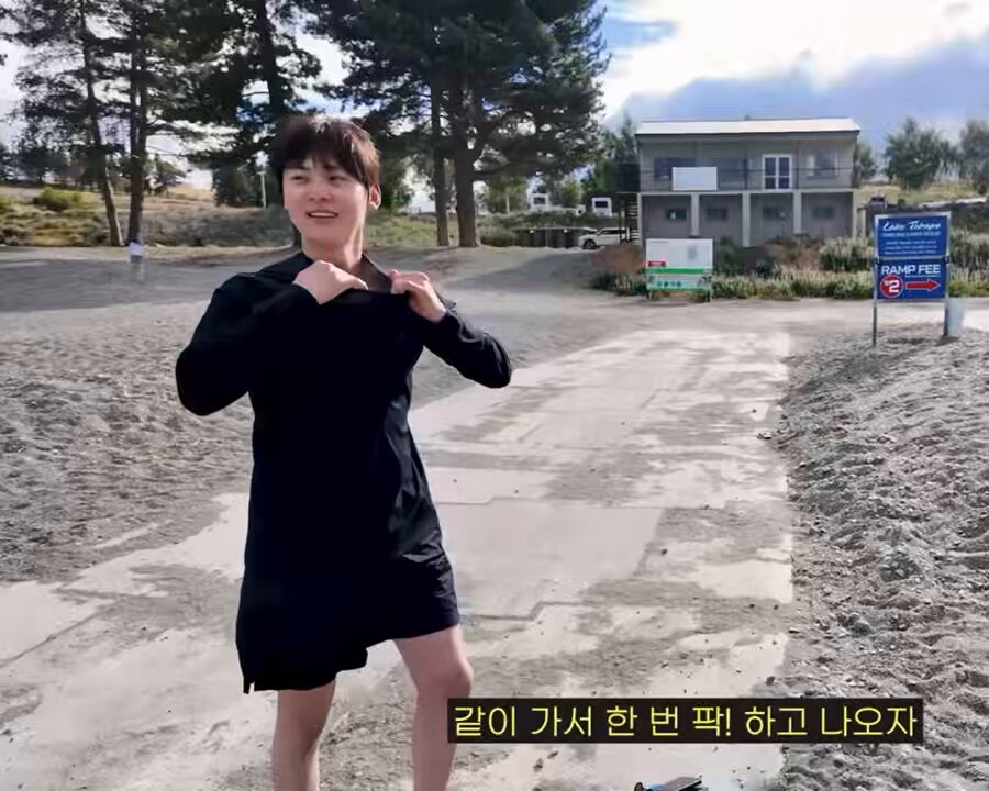 HWANG MINHYUN THE TOPLESS INSANE 😭😭