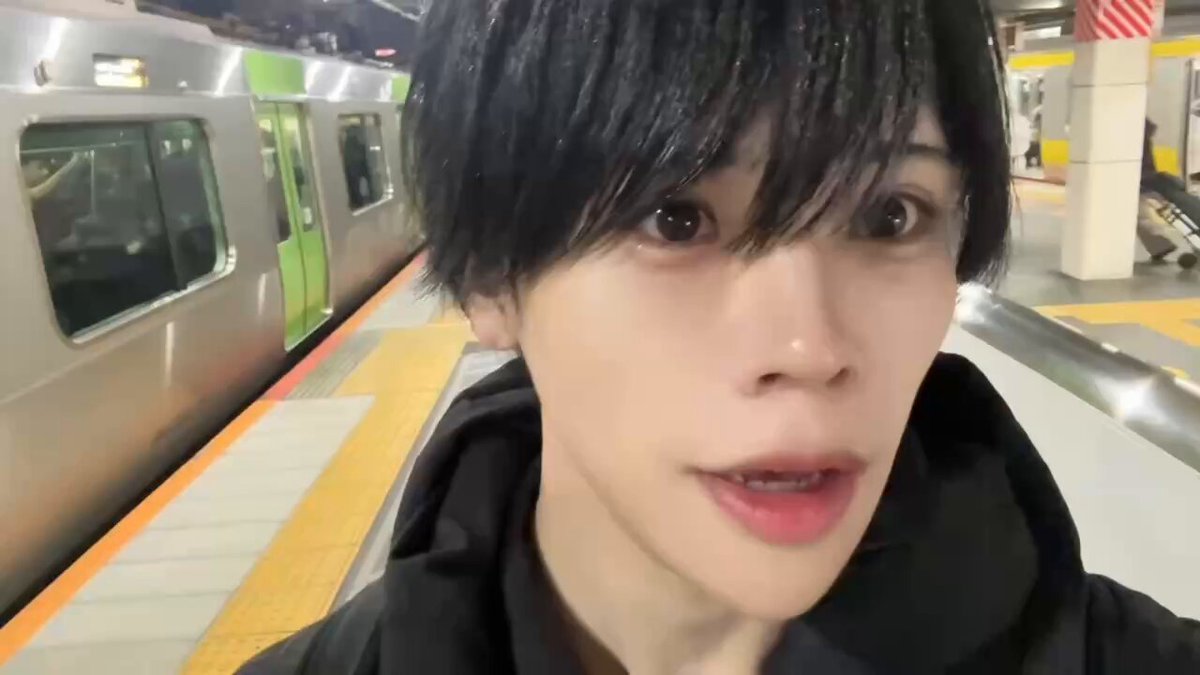 【ワンマンまで あと5日】 ・マネージャーwiki YUTAKA は日本のアイドルグループ、WAAARZのSKY BLUE担当 風紀委員長。 遅刻・欠席なし、レッスン・ステージの全てにおいて全身全霊のパーフェクトアイドル。 私生活においては炊事・洗濯・掃除の全てを完全に放棄。友人からもらった調理器具は一度使用するも、どうしても洗うことができずにそっと破棄して以来自炊を一切していないパーフェクトダメ男。世話好きの方にもらわれないと独りでは生きていけない。 たびたび発言に感情がこもってない、瞳の奥が●んでいると指摘されている。YUTAKAの「それいいですね」の深層心理はメンバーの誰もまだ読めていない。 この世がいま戦国時代になった場合、返り血を浴びて最後に笑顔で立っているのは必ずYUTAKA。
