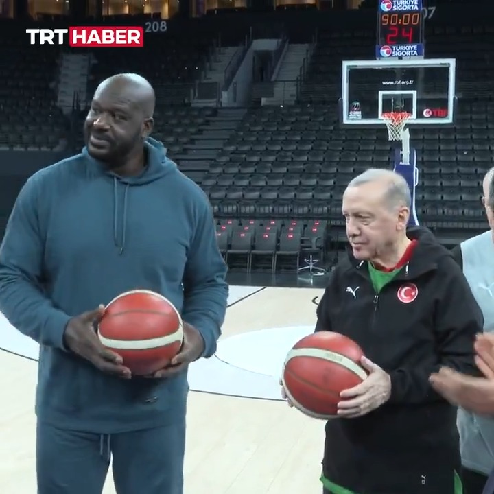 Cumhurbaşkanı Erdoğan, eski NBA oyuncusu Shaquille O'Neal ile basket oynadı.