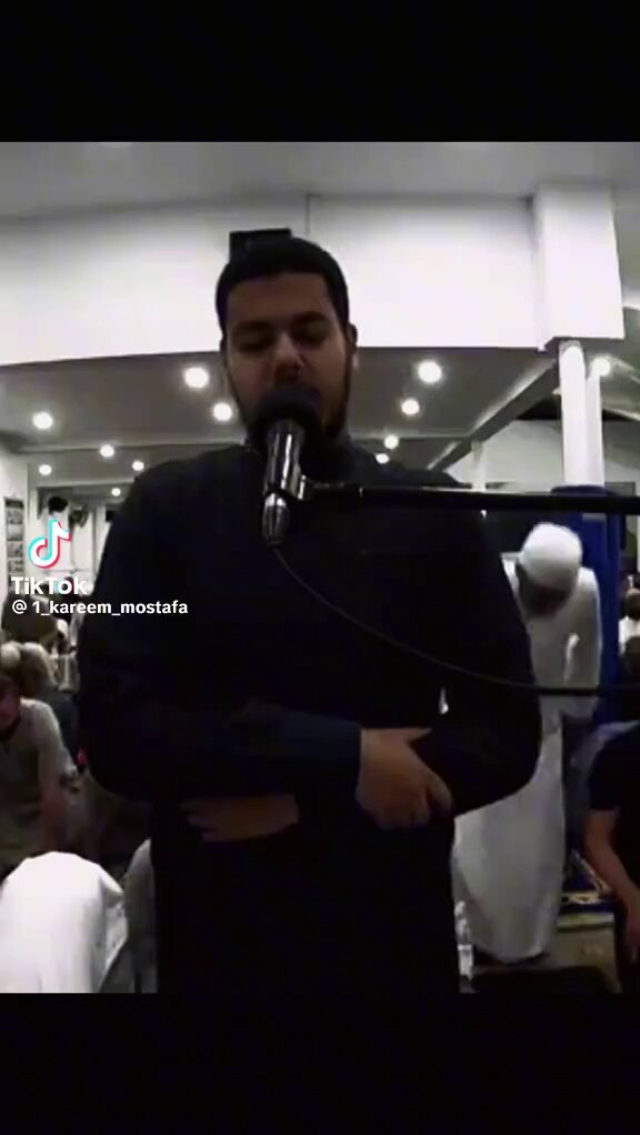Tu fermes les yeux, t’a l’impression d’écouter Yasser ad dossary. Et pourtant, c’est un jeune frère égyptien qui l’imite à la perfection اللهم بارك.