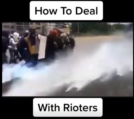 Who else thinks we need this at every anti-ICE protest?😎👇🏼