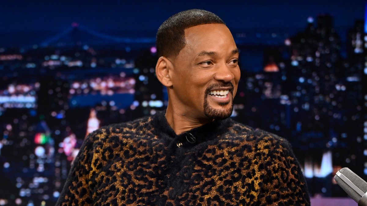 Jimmy challenges Will Smith to hold a boa constrictor for 30 seconds to overcome his fear of snakes 😳 #FallonTonight