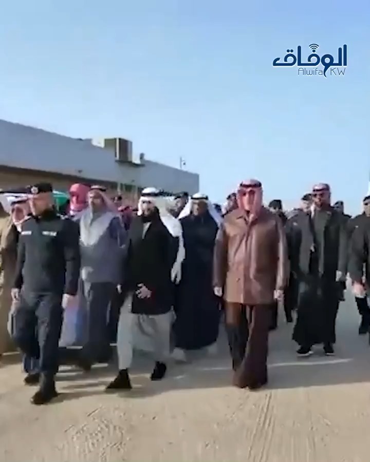 النائب الأول وزير الداخلية الشيخ #فهد_اليوسف يتقدّم تشييع جنازة شهيد الواجب رقيب #محمد_سعد_الهاجري