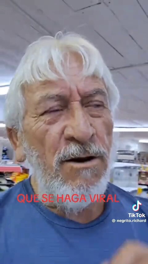 🔴 Este señor que tiene local en región de Biobío reclama que la empresa Embonor S. A. ( Coca Cola) el día 19 de enero, le subió los precios de las aguas Vital y Benedictino 35-40%. Se entiende que una empresa gane plata con sus productos. Pero que se aprovechen de una tragedia para subir los precios del agua embotellada es MISERABLE. 😡