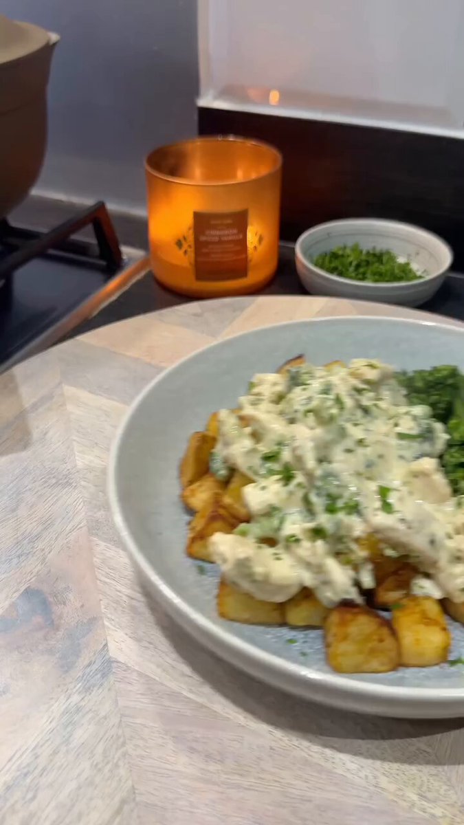 chicken &amp; broccoli alfredo potatoes 👌🍗🥦🥔✨