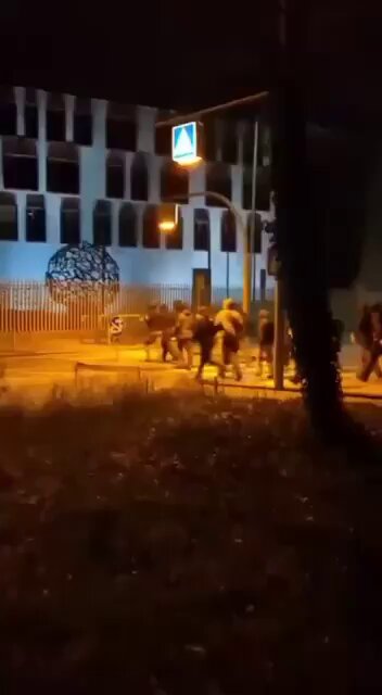 مناصري حزب العمال الكردستاني الإرهابي في برلين الالمانية يعتدون على السفارة التركية في برلين