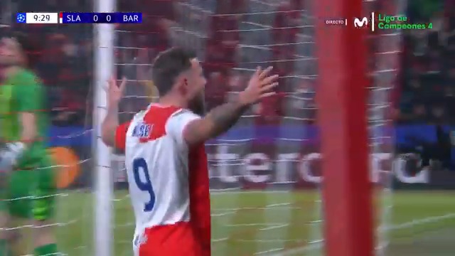 Caos en el área del Barça. Kusej adelanta al Slavia. #UCL #LaCasaDelFútbol