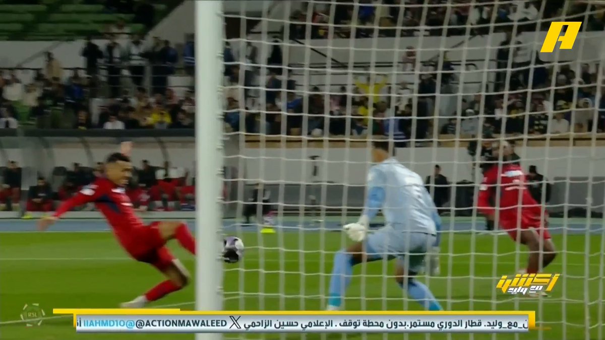 عن لمسة يد لاعب ضمك في الدقيقة 22 محمد فودة: ضربة جزاء لم تحتسب للنصر .. لأن مدافع ضمك كبر جسمه سمير عثمان: قرار صحيح من الحكم بعدم احتساب ضربة جزاء للنصر .. الكرة قادمة من قدم زميله #النصر_ضمك مجاناً على MBC شاهد برنامج #أكشن_مع_وليد يومياً الساعة 11:00 مساءً بتوقيت السعودية على #MBCAction لمتابعة البث المباشر