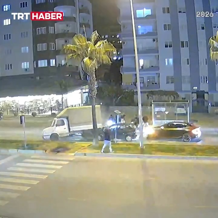 Mersin'de 4 aracın karıştığı zincirleme kaza kamerada.