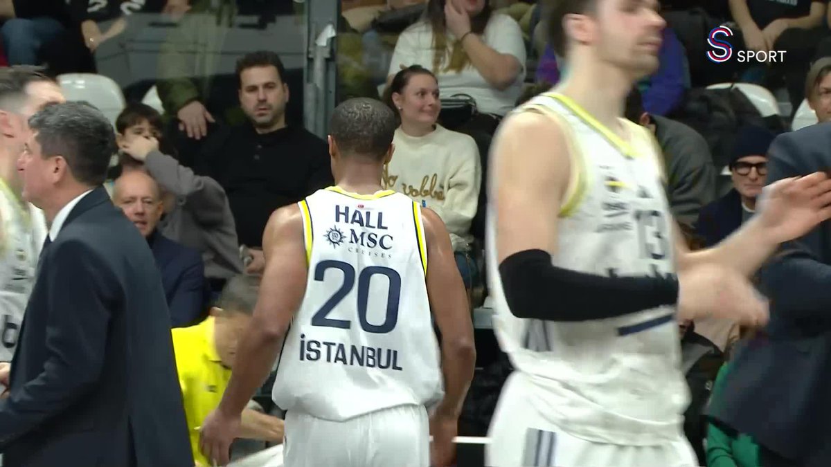 Devon Hall'un üçlüğüyle son üçüncü çeyreği 5 sayı önde tamamlıyoruz! 😤