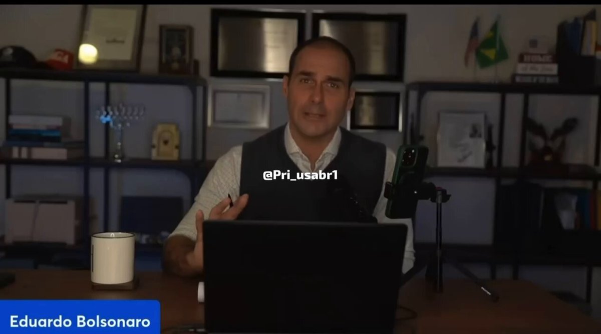 Eduardo Bolsonaro: “Alexandre de Moraes pode usar o inquérito das fake news para interferir nas eleições. Pode ser um bom momento, com a nova composição do TSE, para o Congresso aprovar o voto impresso. Não é democracia quando você tem gente contando votos em uma sala secreta.”