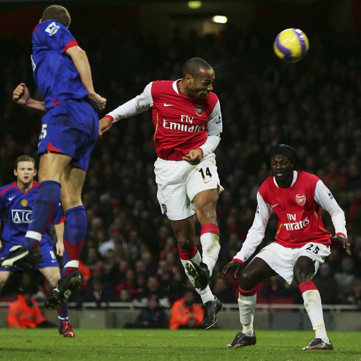 On this day in 2007: Thierry Henry scored the winning goal, deep into stoppage time, as Arsenal came from a goal down to beat Manchester United 2-1 at the Emirates Stadium. 👑 🔵 Rooney (53’) 🔴 van Persie (83’) 🔴 Henry (90+3’)