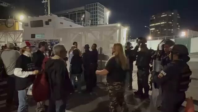‼️ #URGENTE | Denunciamos el hostigamiento contra las familias en Zona 7. Los familiares de los presos políticos reportan la instalación de cámaras de vigilancia apuntando directamente hacia su campamento en Boleíta. En lugar de dar respuestas y libertad, el régimen responde con vigilancia y persecución. ¡No tenemos miedo, exigimos justicia! LIBERTAD INMEDIATA PARA TODOS. ✊🇻🇪 #QueSeanTodos