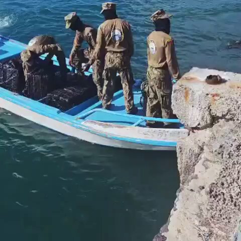 ‼️#URGENTE| En Ecuador, acaba de caer un gigantesco cargamento de Cocaína valorado en $20 Millones de dólares en el mercado internacional, incautado al sur de las Islas Galápagos. Llegando a tierra firme 37 bultos superando los 500 kilos de droga.