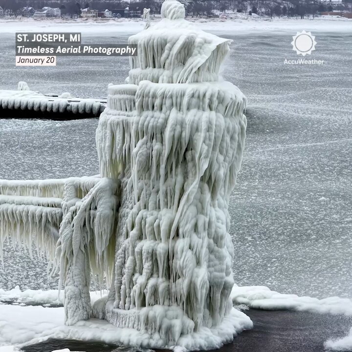 These lighthouses along Lake Michigan have transformed into stunning ice sculptures 🧊