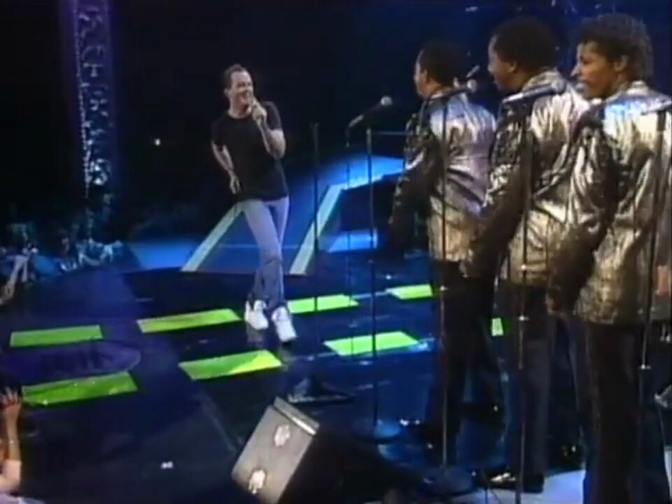 Seeing Bruce Willis healthy and performing "Under the Boardwalk" in the ’80s hits differently now. Moments like this are why old clips matter. They freeze joy, strength, and presence forever.