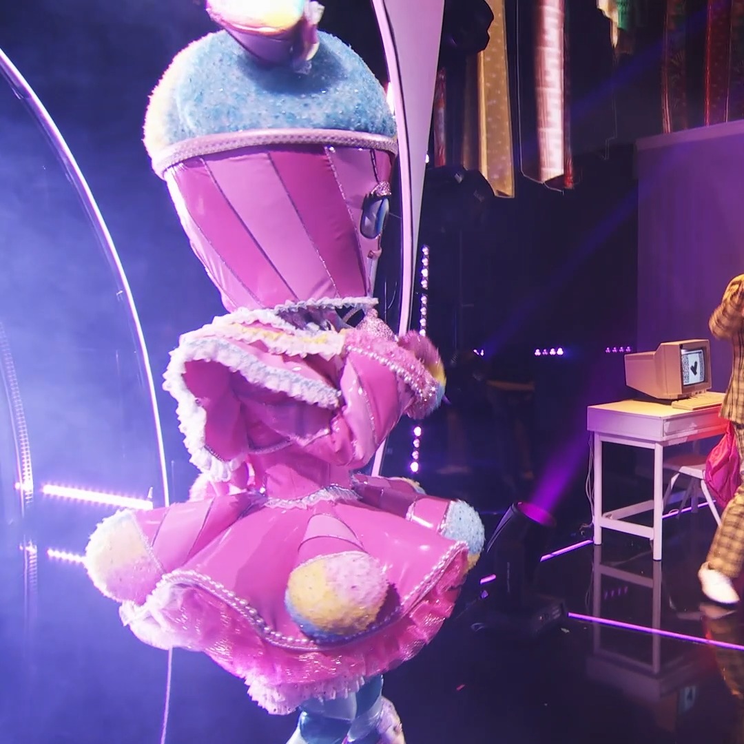 #SnowConeMask is the epitome of Betty energy, effortlessly. 😍🍧#TheMaskedSinger