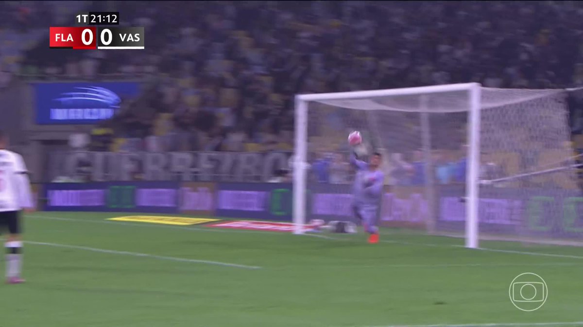 Defesaça de Léo Jardim na cabeçada de Bruno Henrique. 🎥 TV Globo 📺 | ge