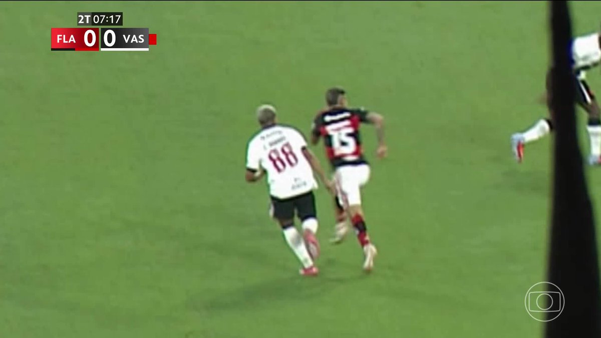 🟥 O lance da expulsão de Cauan Barros, do Vasco, por falta em Carrascal, do Flamengo. 🎥 TV Globo 📺 | ge
