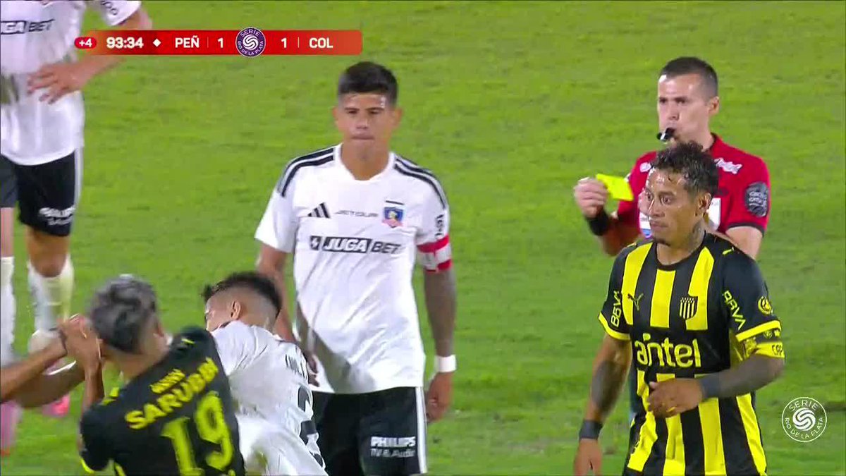 ¡DE AMISTOSO, NADA! Arezo y Villagra se agarraron sobre el final en el Centenario de Montevideo. 🏆 #Serie2026 📺 ESPN Premium | Suscribite al Pack Fútbol en 📺 #DisneyPlus Plan Premium