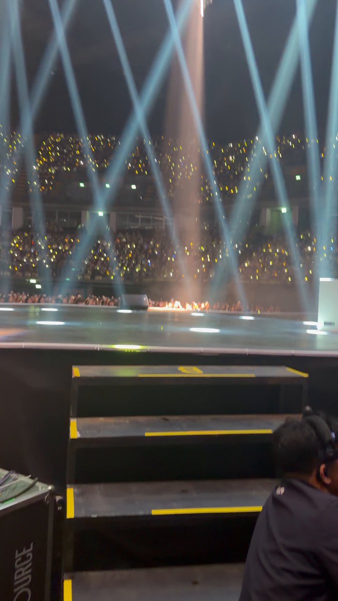 ขอ ฟีดแบ็ค คอนเขมจิรา ในฐานะ ผู้บริโภค และมาดู เก่ง หฤษฎ์ ร้องเพลง มนตรา ก็รู้นะ ว่า ภาพ มันสวย ทำออกมาภาพรวมมันสวยละ ได้ฟังเก่งร้อง แต่ ก็แค่ได้ฟังไง มีใครเข้าใจเราป่ะ ทั้งคอนเสิร์ต มีเพลง นี้ ที่ใช้ ท้อมาก จะร้องไห้ตรงนั้น แล้วบัตรตรงนี้ก็ 7000 นะ ราคารองจาก 7900 เออ คนอื่นอาจจะไม่เป็นไร แต่นี่ ก็ซึม นิดหนึ่ง ครั้งหน้า ถ้าค่ายจัดคอน ก็อยากให้พิจารณาหน่อยอ่ะ การจัดคอนเสิร์ตที่ดี ขายบัตรแล้ว ควรคิดถึง ทุกเก้าอี้นั่งของผู้ชม ไม่ใช่อยากทำไรก็ทำ ดูมันดิ DOMUNDI TV
