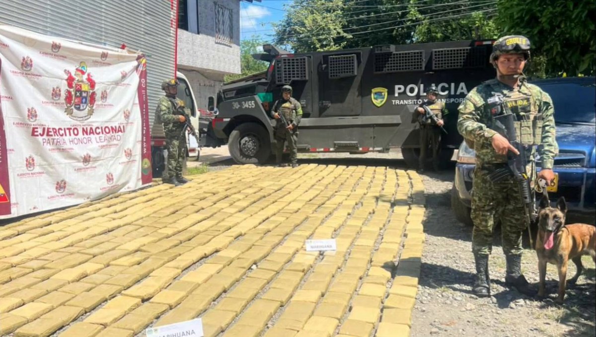 La cooperación y la acción coordinada son fundamentales para enfrentar el narcotráfico transnacional. Gracias al Ejército Nacional de Colombia en coordinación con Policía de Colombia se logró la incautación de más de una tonelada de marihuana tipo exportación que tenía como destino Ecuador 🇪🇨, evitando que estas economías ilícitas siguieran cruzando fronteras. Las operaciones, desarrolladas mediante esfuerzos conjuntos, control territorial y coordinación interinstitucional, permitieron interceptar un cargamento en la Vía Panamericana y desmantelar infraestructura ilegal de producción en el municipio de Toribío, Cauca, afectando de manera directa las finanzas del narcotráfico. Este resultado ratifica que la cooperación regional, el intercambio de información y el trabajo articulado entre instituciones son la vía más efectiva para proteger a las comunidades, cerrar rutas ilegales y fortalecer la seguridad compartida en la región. #ColombiaLíderContraElNarcotráfico