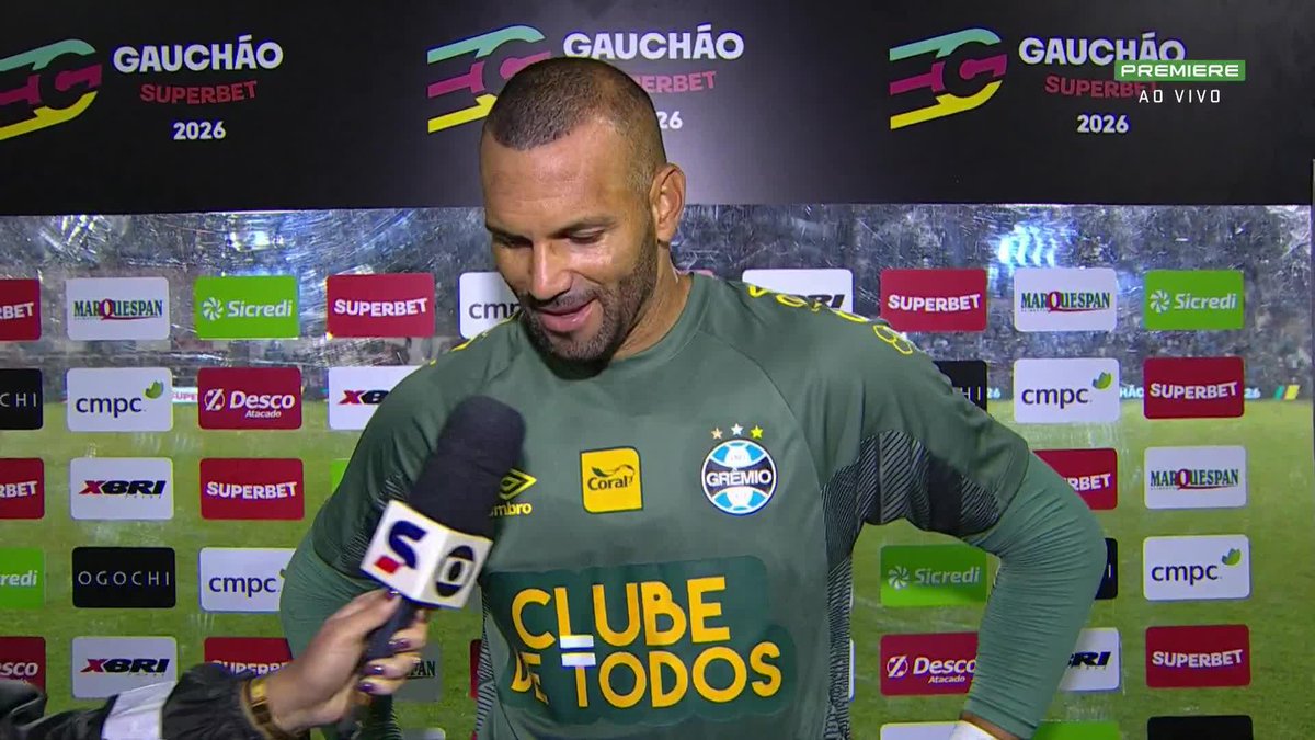 “É uma honra vestir essa camisa, sentir o calor do futebol raiz, do charmoso Gauchão… Fazia tempo que não via as pessoas ali no alambrado xingando. Fazia tempo também que eu não jogava. Eu amo jogar futebol.” 🎙️ Weverton. 🎥 Premiere | ge