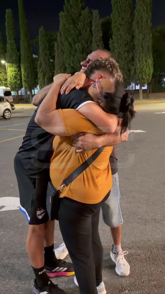TE VAS A EMOCIONAR: hermoso abrazo e intercambio de palabras llenas de amor entre Agustín Campana, autor del gol de Midland ante Argentinos en los 32avos de final de la #CopaArgentina, y sus padres. Palabras claves, mensajes de aliento y mucho cariño. ⚽❤️👏