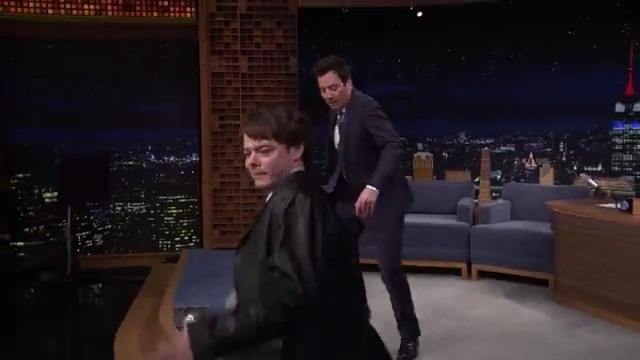 Charlie Heaton shows Jimmy how to run like Jonathan Byers in stranger things 🤣 #FallonTonight #StrangerThingsOnFallon