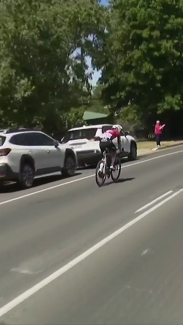 Les UAE Emirates-XRG déjà en démonstration: Jay Vine s'impose devant son équipier Jhonatan Narvaez sur la 2e étape du #TourDownUnder. Seul l'Équatorien a pu suivre l'attaque de l'Australien à 13,7km. Le duo a fini avec 58" sur un groupe de 8, dont A.Yates.