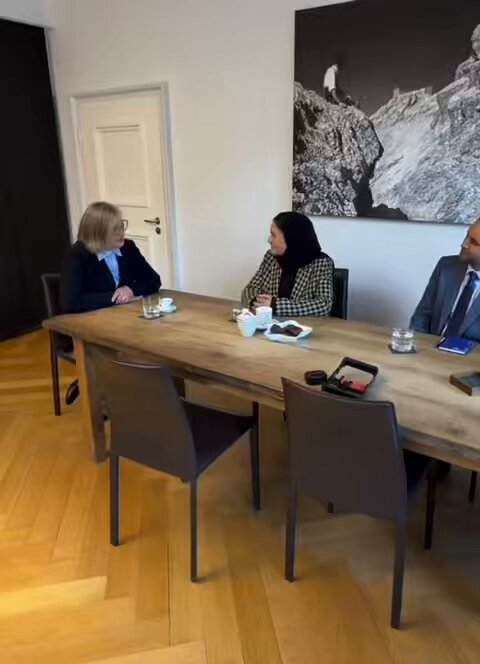 أولوية سفارات النظام السلطاني في دول العالم المختلفة والتي يصرف عليها الشعب العماني من أمواله ليست خدمة العمانيين في الخارج ولكن خدمة العصابة الحاكمة وخدمة أجندتها! فقط الأسبوع الماضي وقبيل سفر الألعوبة #هيثم_بن_طارق إلى ألمانيا زارت سفيرة النظام هناك بلدة غارمش-بارتنكيرشن -حيث المنتجع الذي أسسه الهالك بأموال الشعب العماني- وذلك لضمان راحة الألعوبة وعائلته بعيداً عن مناهضي العملاء العرب أو مناهضي الملكيّة والديكتاتوريّة وبعيداً عن فضول الصحفيين، ولغيرها من الترتيبات الأمنيّة و"المنح الخيرية"! وأما السفارة في لندن فهي وكر الإجرام السلطاني في الخارج، وهذا الإجرام يصل مثلاً لحد اختطاف أطفال العمانيين وعائلاتهم خدمة لأجندة النظام وقد يتطور لما هو أكبر، كما أنّ هذه السفارة تساعد في تشغيل "المعارضة الوظيفية" التابعة للمكتب السلطاني، وتراقب الطلاب العمانيين في الجامعات الغربية وتتتبع أنشطتهم وتتجسس على الأحرار العمانيين في بريطانيا. وفي #الهند رأينا سفير النظام هناك وهو يدافع عن سياسات نظامه المنبطحة ويبرر "هداياه الطائرة" المجانية لها! ورأينا سفراء النظام في إمريكا وهم يسهلون تواصل النظام مع #إسرائيل عبر اللوبي الصـ🇮🇱 هناك! وحتى في دعوة الفنانين والمطربين والراقصين الأجانب لإحياء المهرجانات والحفلات وليالي العصابة الملاح والتي ازدادت مؤخراً في عُمان رأينا كيف يشرف السفراء بأنفسهم على تنسيق الحفلات والزيارات كما فعل السفير في #تونس قبل فترة، وهلم جرا! ￼