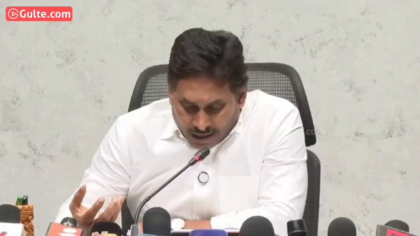 "#LandTitlingAct అనేది నేను చేసిన మహా యజ్ఞం. వివాదాలు లేకుండా చేసిన భూ రీసర్వే. భవిష్యత్తులో ఎవరు Tampering చెయ్యని విధంగా పాస్ బుక్ లు ఇచ్చాం." – #YsJagan