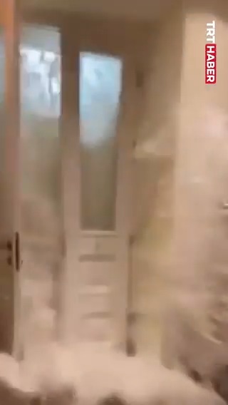 Malta'da etkili olan Harry fırtınasında dev dalgalar bir eve girdi.