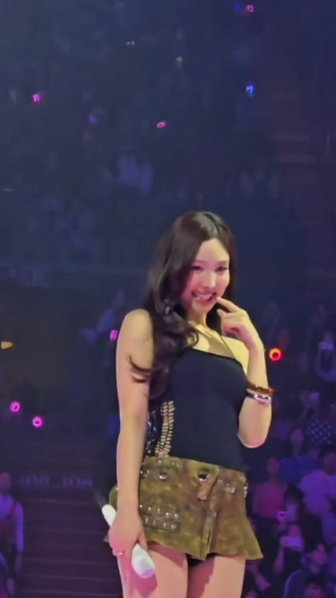 TWICE brought back Feel Special to replace SCIENTIST at the concert today!