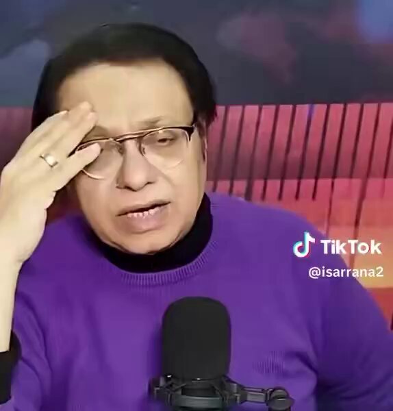 بلی تھیلے سے باہر نہیں آئی کتا تھیلے سے باہر آگیا ہے! اسرائیلی اخبار میں چھپا ہے کہ عمران خان کو جیل میں رکھا ہی اسی لیے گیا ہے کہ اگروہ باہر ہوتا تو یہ سارا کچھ نہ ہونے دیتا وہ سب سے بڑی رکاوٹ تھا۔عمران خان کو بیچ میں یہ آفر ہوئی تھی کہ آپ ہمارے حصے دار بن جائیں تو عمران خان نے کہا نہیں بنتا۔ عمران خان اسکی ہی سزا بھگت رہا ہے ۔اپنے پیروں پہ کھڑا ہونے اور امریکہ کو Absolutely Not کہنے کی۔ اب یہ صورتحال ہے کہ آپ جو حکم کریں ہم حاضر ہیں ۔ آپکو یاد ہے ایک انٹرنیشنل کانفرس میں جب سربراہان آتے تھے تو سب اٹھتے تھے لیکن جب اسرائیل کا سربراہ آیا تو سب اٹھ کر ہاتھ ملا رہے تھے لیکن ایک بندہ تھا جو سیٹ پر آرام سے بیٹھا تھا وہ عمران خان تھا ۔عمران خان انٹرنیشل سسٹم میں فٹ نہیں آرہا تھا سزا تو ملنے تھی۔اب آپکو سمجھ آئے گا کہ اسرائیل کے خلاف پاکستان میں مظاہرے کرنے پر کیوں گرفتار کیا جاتا تھا۔