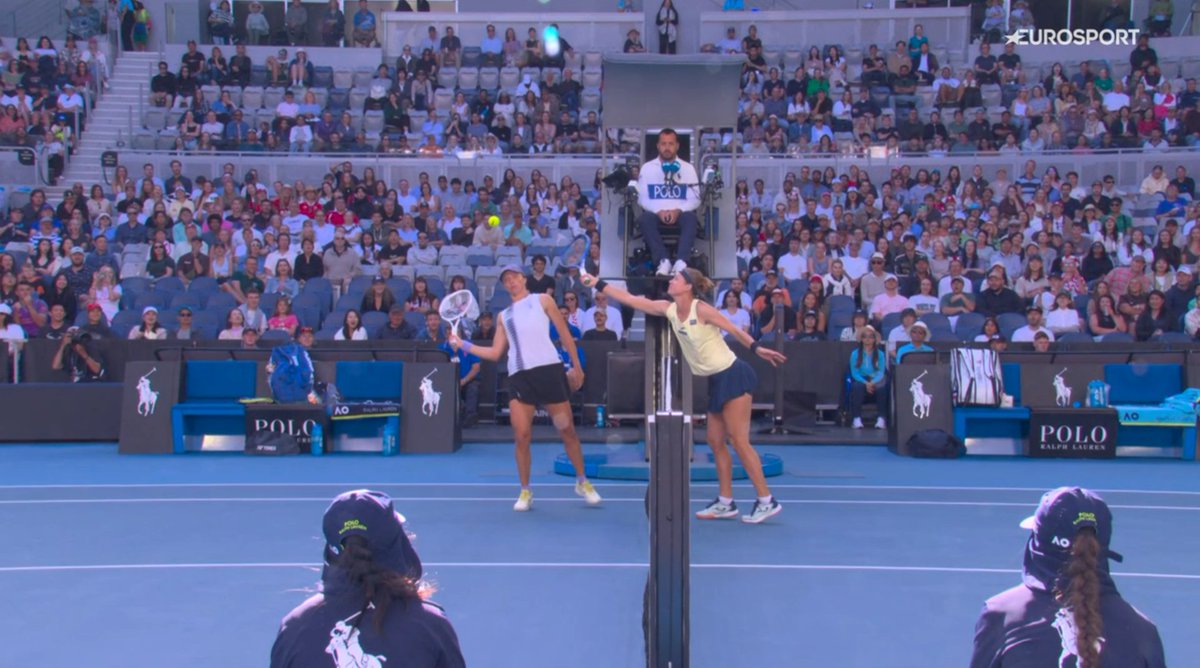 Ten punkt po prostu 𝐓𝐑𝐙𝐄𝐁𝐀 zobaczyć 😂😅 Iga Świątek 🆚 Marie Bouzkova pod siatką 🙃 #AusOpen