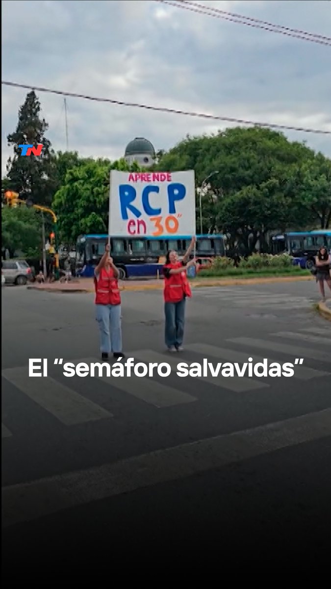 🚦EL "SEMÁFORO SALVAVIDAS" 🆘 Así los voluntarios de la Cruz Roja enseñan en los semáforos de Salta a hacer RCP en 30 segundos.