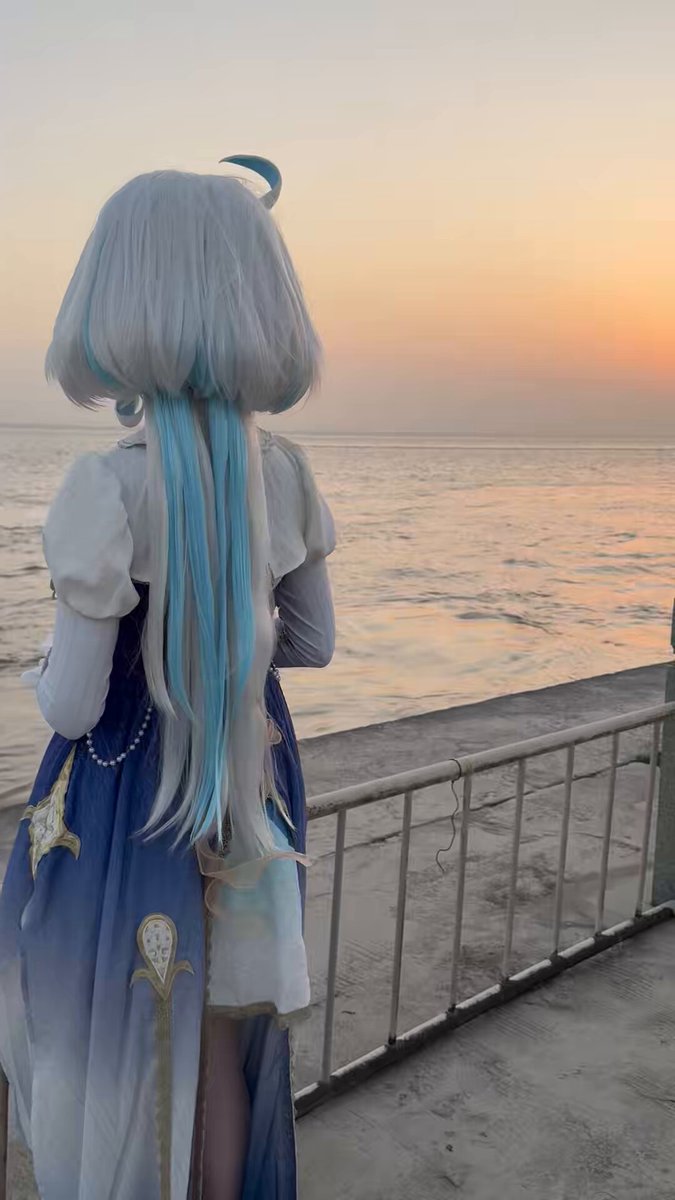「爱是水仙的轮回，其间夹杂着永恒的潮汐。」 📸 | 萝莎莉娅