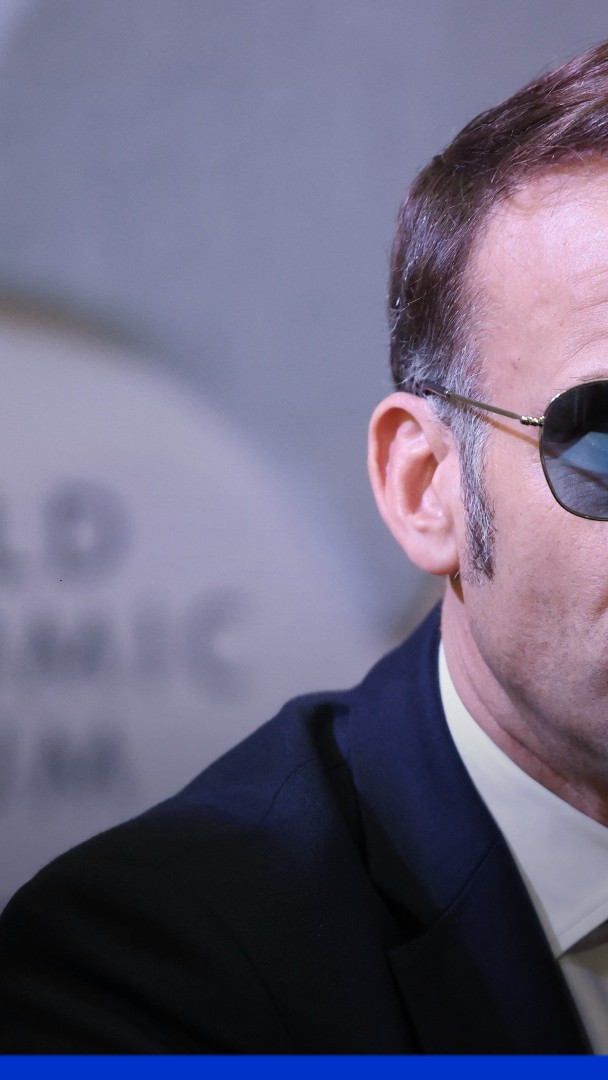"Je l'ai vu jouer le dur à cuire." Si Donald Trump se moque de lui, tous les pays ne sont pas d'accord. A Davos, Emmanuel Macron a marqué les esprits du monde entier avec ses lunettes de soleil.