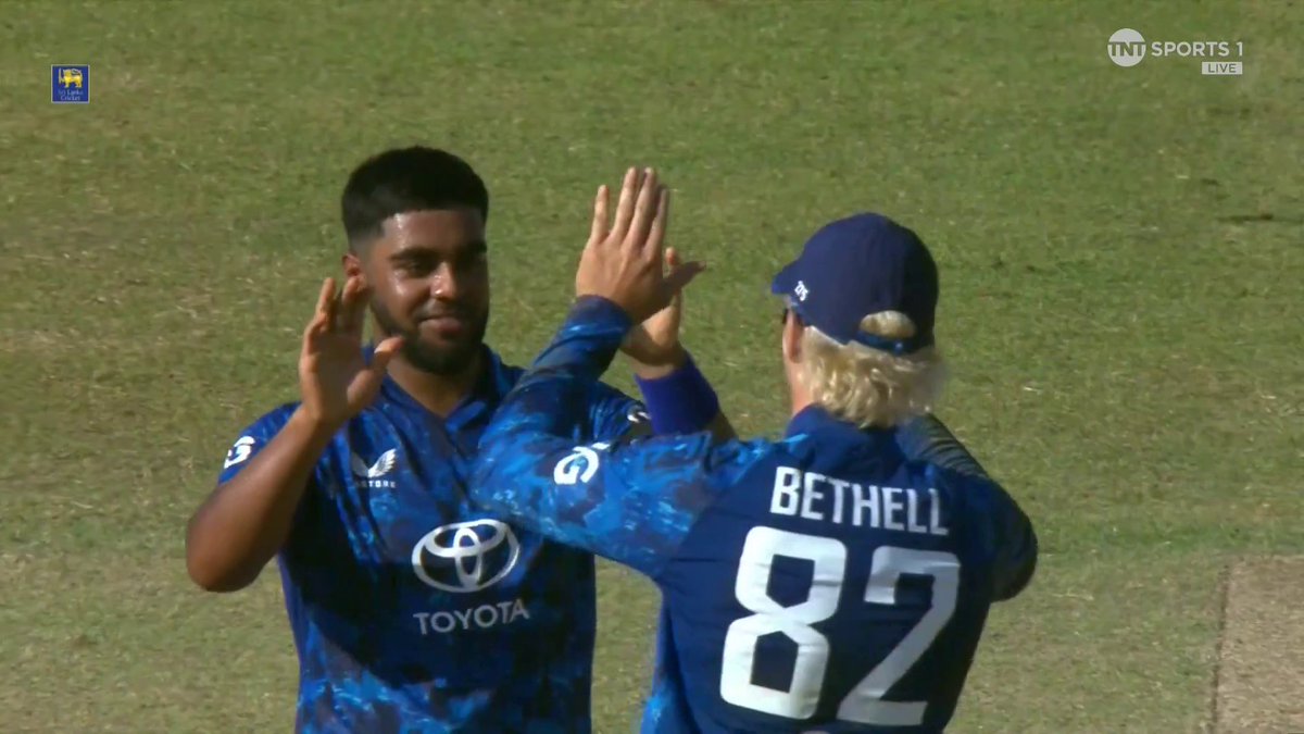 Into the side and into the wickets! 😍 🇱🇰 1️⃣2️⃣4️⃣-4️⃣